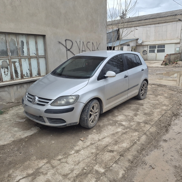 "Park yasak, kör müsün" yazısı da işe yaramadı
İmalathane duvarındaki sitem...