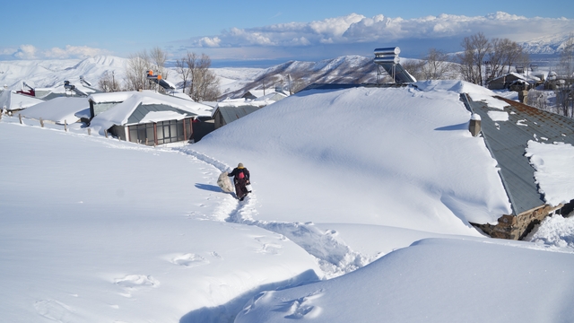 Muş'ta 1800 rakımlı köy kara gömüldü: Evler kar altında, ulaşım tünellerle sağlanıyor