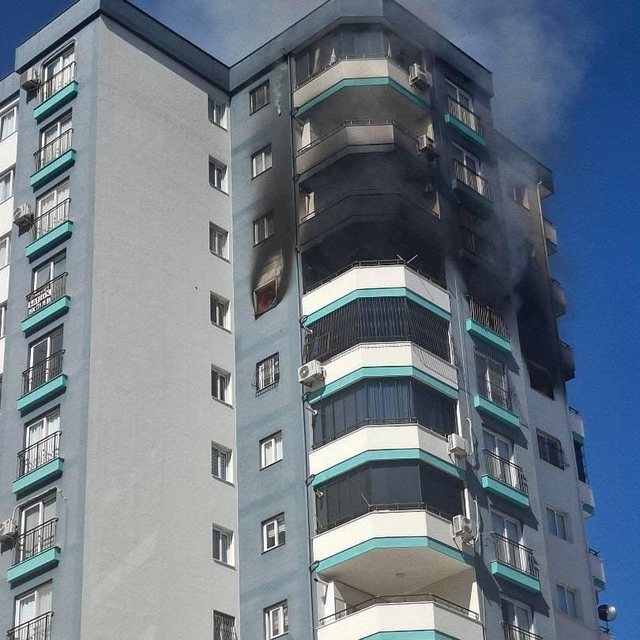 10'uncu katta yangın: Polis, havaya ateş açarak vatandaşları uzaklaştırdı