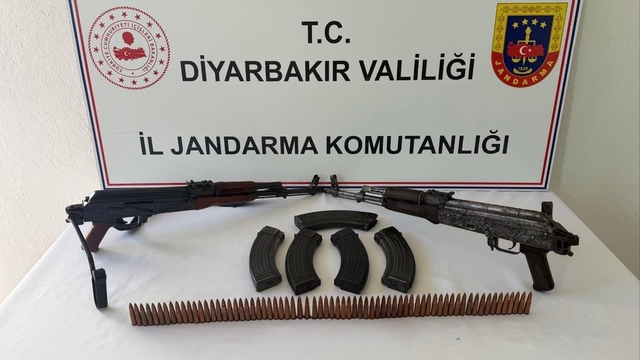 Diyarbakır'da jandarma operasyonları: Silah ve aparatları ele geçirildi