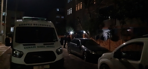 Annesiyle yaşadığı evde boğazından bıçaklanmış halde bulunan kadın öldü