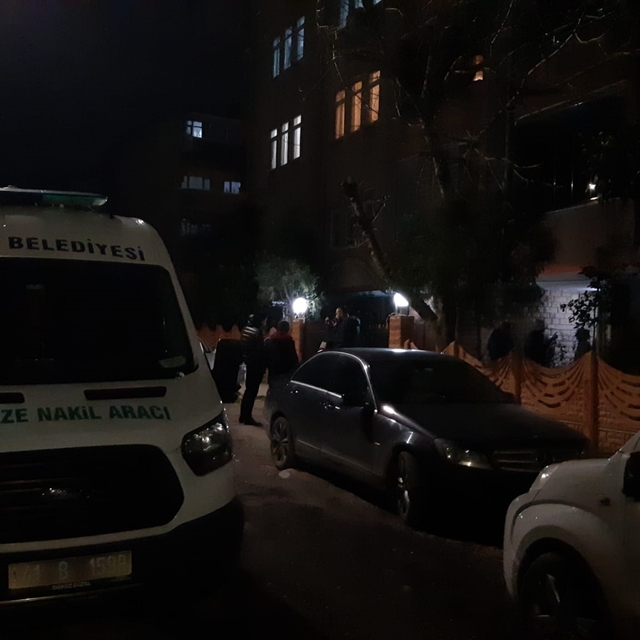 Annesiyle yaşadığı evde boğazından bıçaklanmış halde bulunan kadın öldü