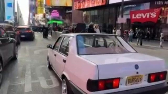 1995 model Tofaş "16" plakası ile New York sokaklarında