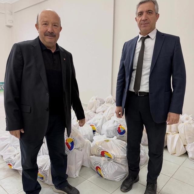 Sarıgöl ve Alaşehir'de 430 gıda yardım paketi dağıtıldı
