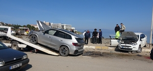 Ayvalık'ta iki araç çarpıştı 2'si ağır 6 kişi yaralandı
