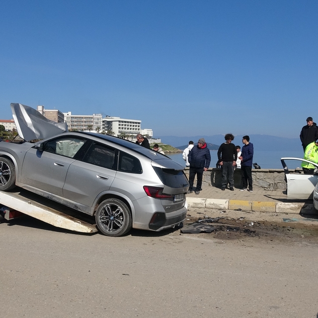 Ayvalık'ta iki araç çarpıştı 2'si ağır 6 kişi yaralandı