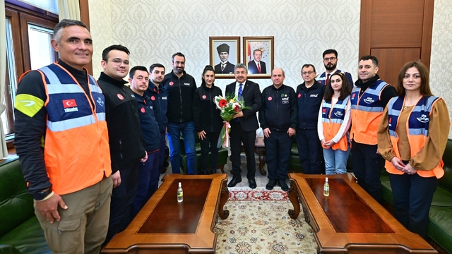 Vali Yılmaz'dan deprem gerçeğiyle ilgili önemli mesaj;
"Toplumun afetlere karşı bilinçlendirilmesi ve hazırlıklı hâle getirilmesinin hayati bir gerekliliktir"