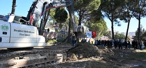 Demirci'de yılların hayali gerçek oluyor Demirci Huzurevi'nde ilk kazma vuruldu