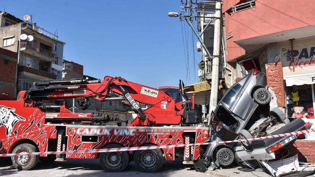 Rampada geri kayan vinç, 2 otomobili ezip, aydınlatma direği ile iş yerine çarptı