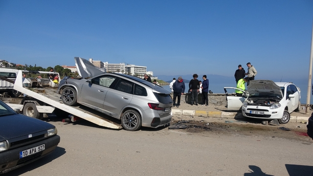 Ayvalık'ta iki araç çarpıştı 2'si ağır 6 kişi yaralandı