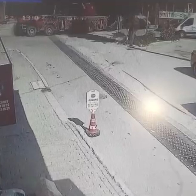 Kontrolden çıkan vincin otomobilleri sürüklediği anlar kamerada