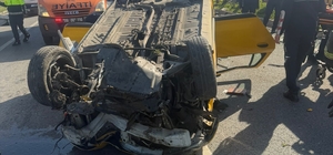 Taksi bariyerlere çarpıp takla attı: 2 yaralı