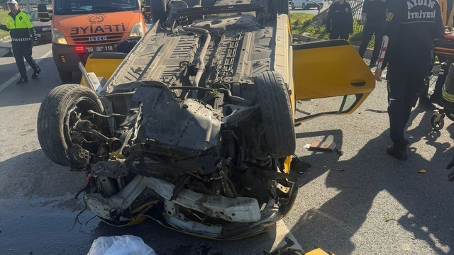 Taksi bariyerlere çarpıp takla attı: 2 yaralı
