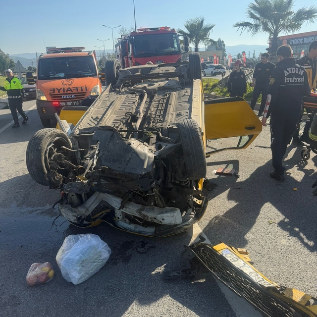 Taksi bariyerlere çarpıp takla attı: 2 yaralı