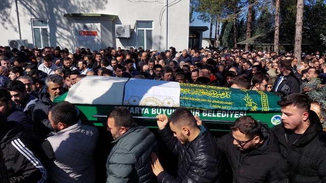 İftar vakti kazada hayatını kaybeden genç son yolculuğuna uğurlandı
22 yaşındaki Uğurcan Çavdaroğlu'nun bir ay sonra nişanlanacağı öğrenildi