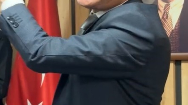 Koçarlı Belediye Meclisi'nde gergin anlar
Belediye Başkanı, öfkelendiği meclis üyesine küfredip salondan attırmak istedi