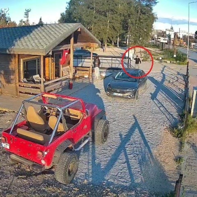 Tokalaştığı şahsın silahlı saldırısına uğrayıp ölümle burun buruna gelmişti...