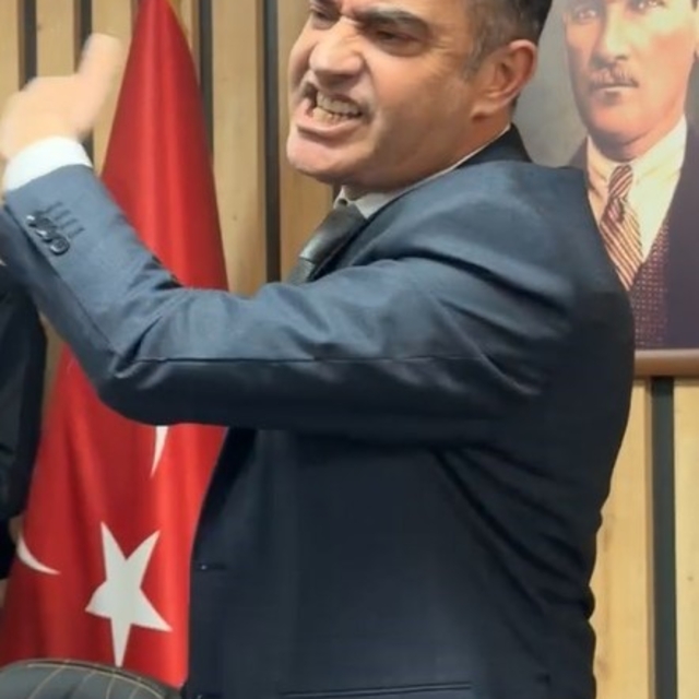 Koçarlı Belediye Meclisi'nde gergin anlar
Belediye Başkanı, öfkelendiği mec...