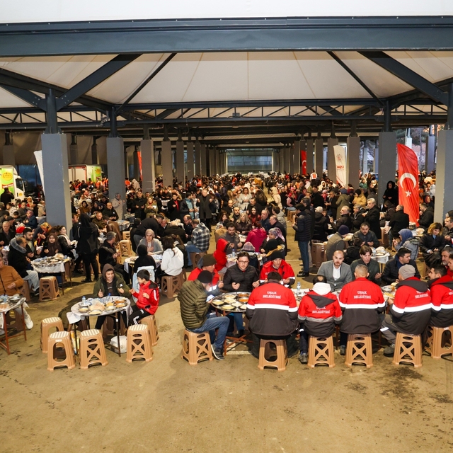 Başkan Yalım, Atatürk Mahallesi'nde yüzlerce vatandaşla iftar sofrasında bi...