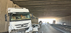 Uşak'ta tır ile çarpışan otomobilin sürücüsü yaralandı