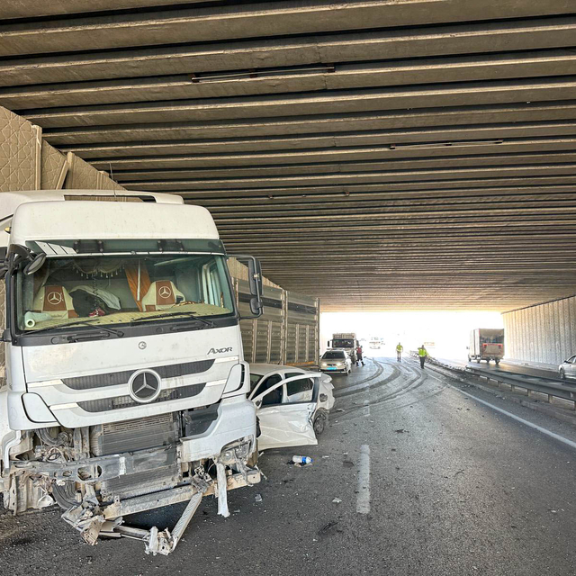 Uşak'ta tır ile çarpışan otomobilin sürücüsü yaralandı