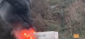 Rize'de Karadeniz Sahil Yolu'nda TIR alev aldı