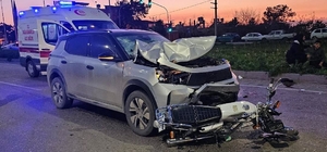 Otomobille çarpışan motosikletteki 2 kişi yaralandı