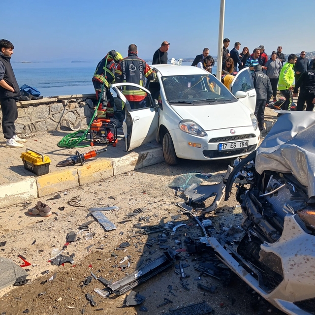 Balıkesir'de 2 otomobilin çarpıştığı kazada 6 kişi yaralandı