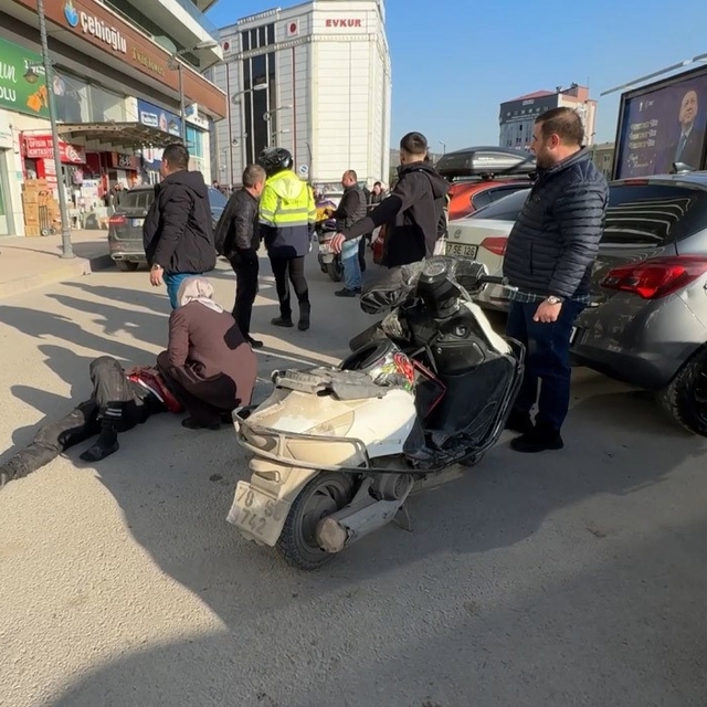 Kamyonetin açık kapısına çarpan motosiklet sürücüsü yaralandı