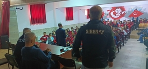 Siber polisi öğrencileri sanal dünyadaki risk ve tehditler hakkında bilgilendiriyor