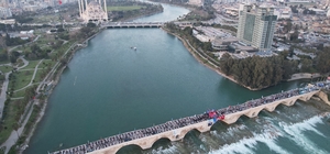Yüreğir Belediyesi tarihi Taşköprü’de halk iftarı düzenledi