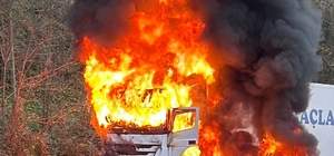 Rize'de arızalanan tır alev alev yandı