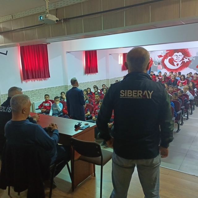 Siber polisi öğrencileri sanal dünyadaki risk ve tehditler hakkında bilgile...