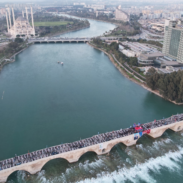 Yüreğir Belediyesi tarihi Taşköprü'de halk iftarı düzenledi