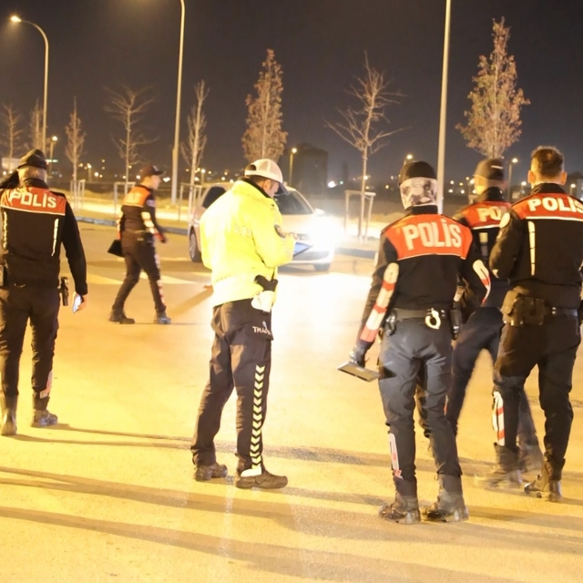 Aksaray'da iftar sonrası asayiş ve trafik denetimleri sürüyor