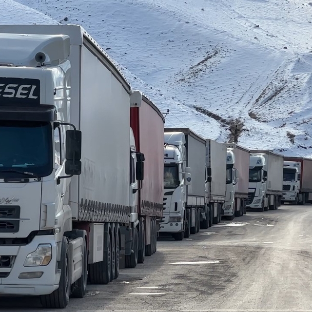 Türkiye-İran sınır kapısında 2 kilometrelik tır kuyruğu oluştu