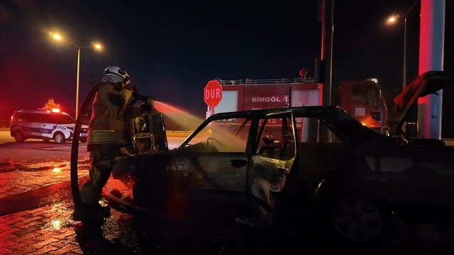 Bingöl'de sanayide çalıştırılmak istenen otomobil yandı