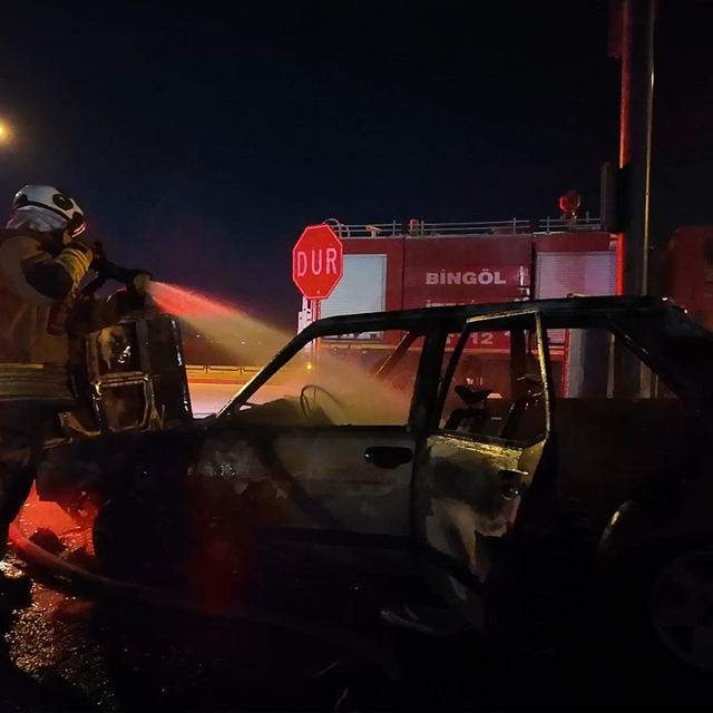 Bingöl'de sanayide çalıştırılmak istenen otomobil yandı