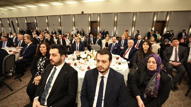 Cumhurbaşkanlığı iftarında Çerçioğlu'ndan 'hizmet' mesajı
Başkan Çerçioğlu: "Cumhurbaşkanımızın liderliğinde ülkemize hizmet etmeye devam edeceğiz"