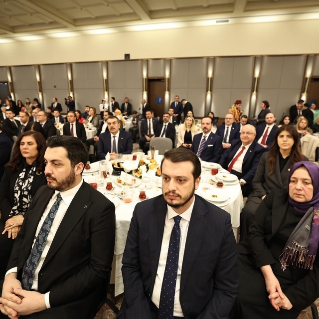 Cumhurbaşkanlığı iftarında Çerçioğlu'ndan 'hizmet' mesajı
Başkan Çerçioğlu:...