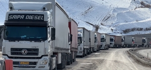 Türkiye-İran sınır kapısında 2 kilometrelik tır kuyruğu oluştu