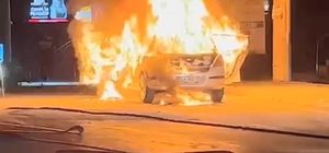 Kocaeli’de otomobil alev alev yandı