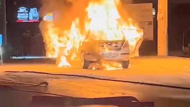 Kocaeli'de otomobil alev alev yandı