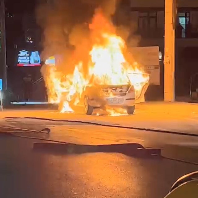 Kocaeli'de otomobil alev alev yandı