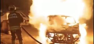 Bingöl'de park halindeki araç alevlere teslim oldu