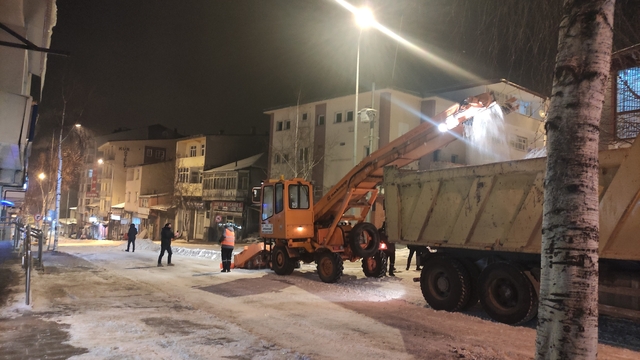 Ardahan Belediyesi karla mücadelesini sürdürüyor