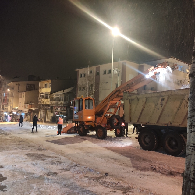 Ardahan Belediyesi karla mücadelesini sürdürüyor