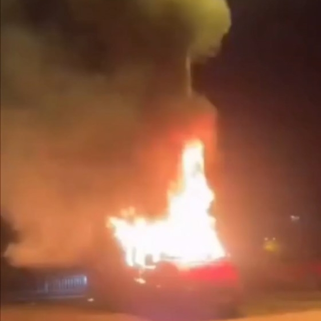 Park halindeki minibüs alevlere teslim oldu