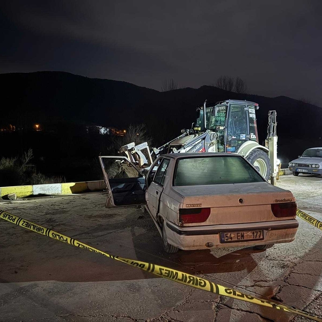 Sakarya'da park halindeki iş makinesine çarpan otomobilin sürücüsü öldü