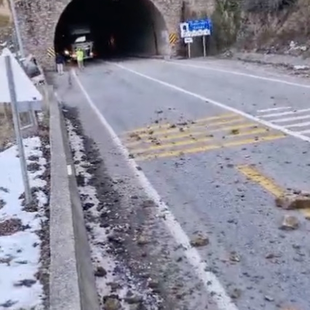 Gümüşhane- Giresun kara yolu heyelan nedeniyle ulaşıma kapandı